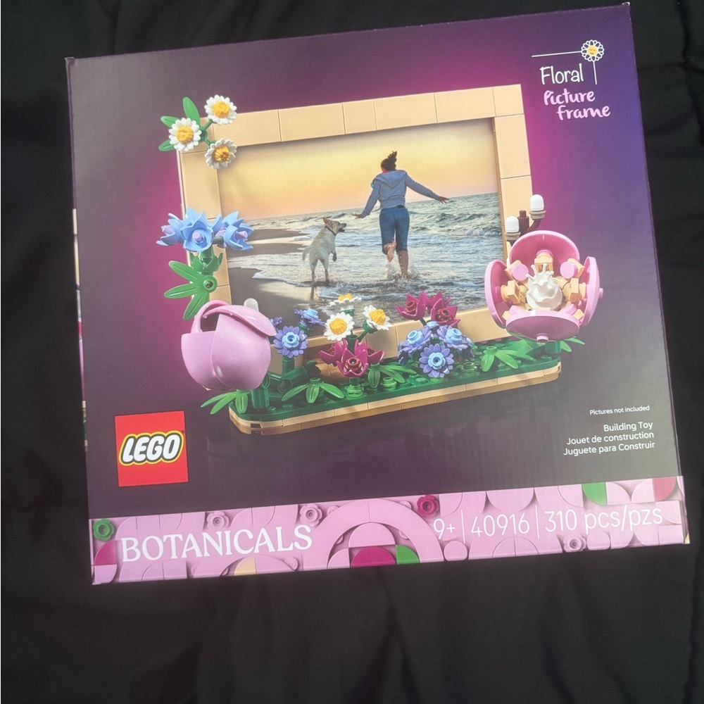 LEGO Botanicals Floral Frame with Pink and Purple Accents
